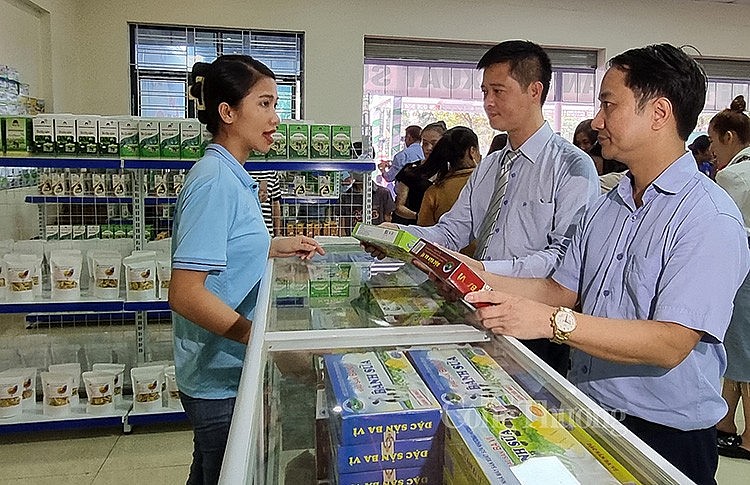 Các đại biểu đi tham quan Điểm giới thiệu và bán sản phẩm OCOP huyện Ba Vì Các đại biểu đi tham quan Điểm giới thiệu và bán sản phẩm OCOP huyện Ba Vì