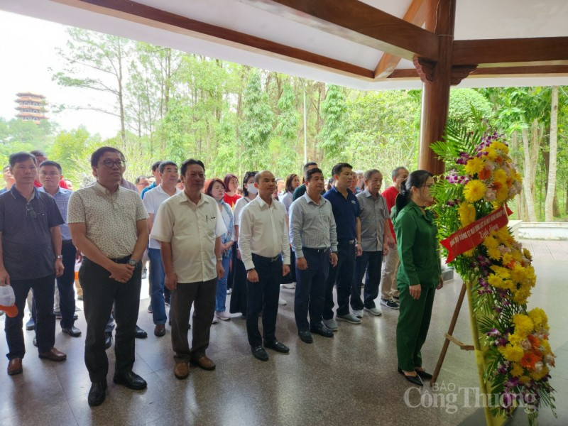 Đảng bộ VEAM: Hành trình về nguồn với chủ đề “Ân tình miền Trung” Đảng bộ VEAM: Hành trình về nguồn với chủ đề “Ân tình miền Trung”