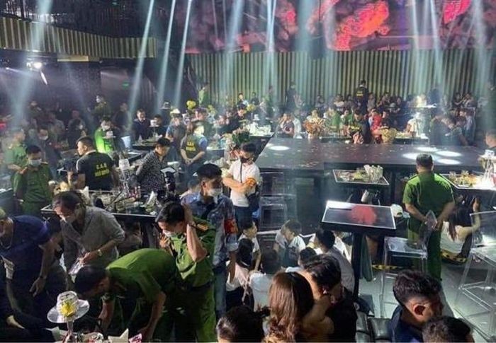 Lực lượng Công an đột kích vũ trường Hoàng Gia (Ảnh: CAND) Lực lượng Công an đột kích vũ trường Hoàng Gia (Ảnh: CAND)