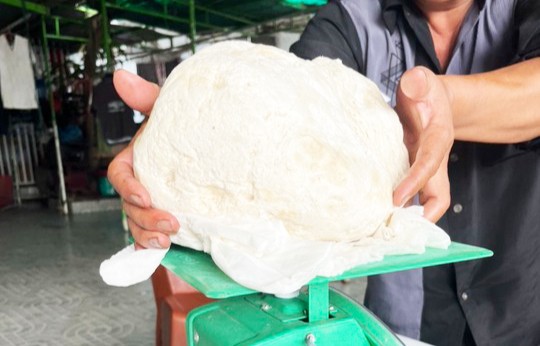 Thừa Thiên Huế: Vớt vật lạ trên biển nghi Long diên hương