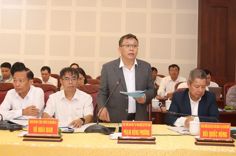 Phó Tổng giám đốc EVN - ông Phạm Hồng Phương báo cáo tại buổi làm việc Phó Tổng giám đốc EVN - ông Phạm Hồng Phương báo cáo tại buổi làm việc