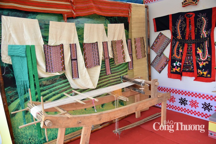 Sắc màu không gian văn hóa các dân tộc tại Làng Văn hóa