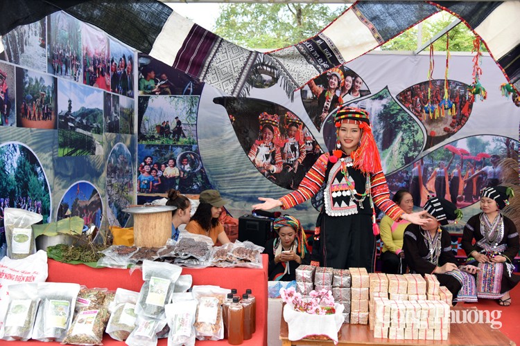 Sắc màu không gian văn hóa các dân tộc tại Làng Văn hóa