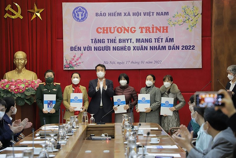 Tặng sổ bảo hiểm xã hội, bảo hiểm y tế cho người có hoàn cảnh khó khăn Tặng sổ bảo hiểm xã hội, bảo hiểm y tế cho người có hoàn cảnh khó khăn