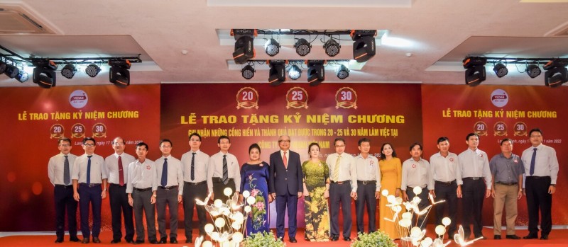Vedan Việt Nam tổ chức lễ trao kỷ niệm chương cho 219 nhân viên thâm niên lâu năm