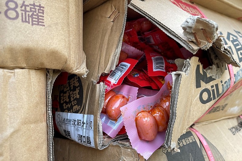 Hà Nội: Phát hiện 36.000 gói xúc xích và nhiều thùng bánh kẹo nhập lậu