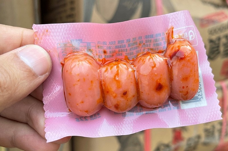 Hà Nội: Phát hiện 36.000 gói xúc xích và nhiều thùng bánh kẹo nhập lậu