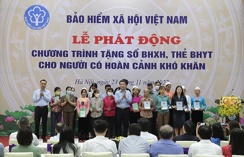 Phát động Chương trình tặng sổ bảo hiểm xã hội, thẻ bảo hiểm y tế Phát động Chương trình tặng sổ bảo hiểm xã hội, thẻ bảo hiểm y tế