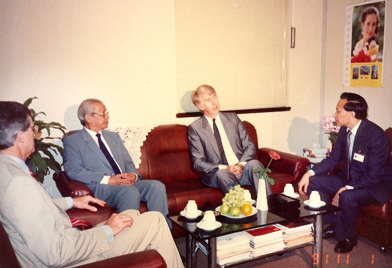 TT tiếp Tổng giám đốc tập đoàn BP ngày 2/11/1991 tại văn phòng Đoàn đại diện Thương mại Viêt Nam tại Singapore