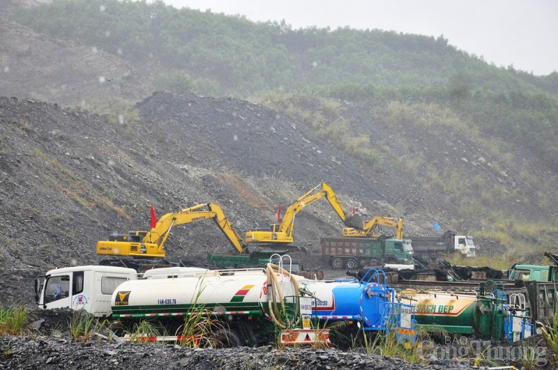 Việc khai thác, thu hồi đất đá thải tại bãi thải mỏ Suối Lại có tổng khối lượng là 3,5 triệu m3 Việc khai thác, thu hồi đất đá thải tại bãi thải mỏ Suối Lại có tổng khối lượng là 3,5 triệu m3