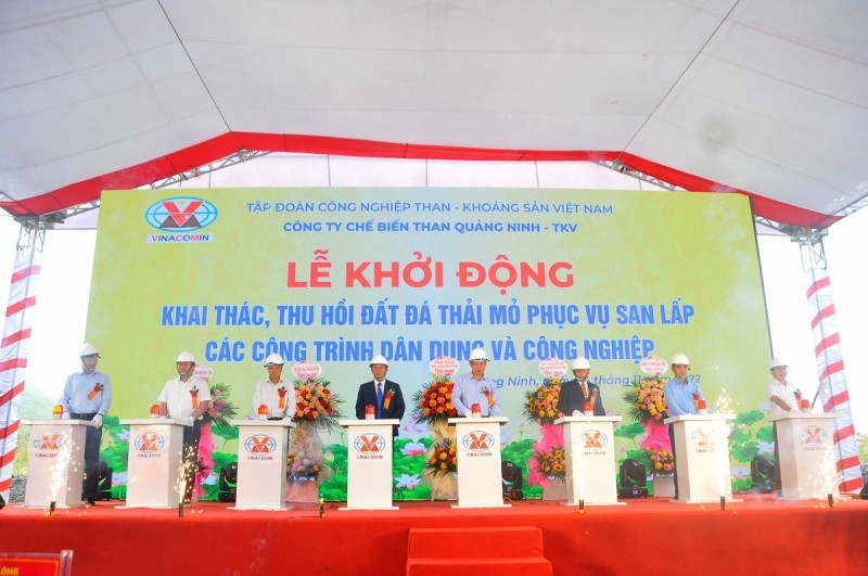 Các đại biểu ấn nút khởi động Khai thác, thu hồi đất đá thải mỏ phục vụ san lấp các công trình dân dụng và công nghiệp trên địa bàn tỉnh Quảng Ninh Các đại biểu ấn nút khởi động Khai thác, thu hồi đất đá thải mỏ phục vụ san lấp các công trình dân dụng và công nghiệp trên địa bàn tỉnh Quảng Ninh