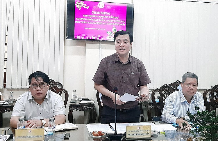 Thứ trưởng Nguyễn Sinh Nhật Tân Thứ trưởng Nguyễn Sinh Nhật Tân