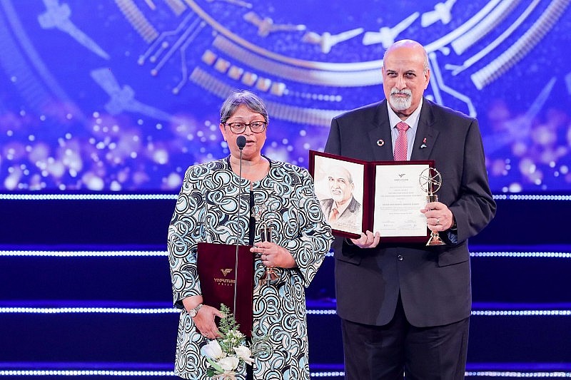 Vợ chồng GS Karim tại lễ Trạo giải VinFuture mùa đầu tiên Vợ chồng GS Karim tại lễ Trạo giải VinFuture mùa đầu tiên