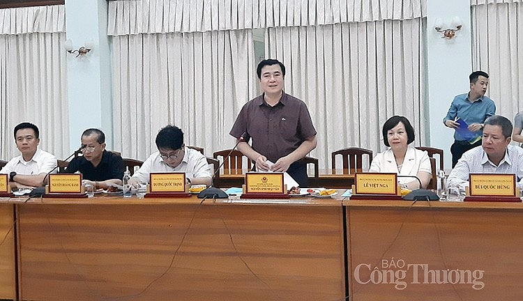 Thứ trưởng Bộ Công Thương Nguyễn Sinh Nhật Tân phát biểu tại buổi làm việc Thứ trưởng Bộ Công Thương Nguyễn Sinh Nhật Tân phát biểu tại buổi làm việc