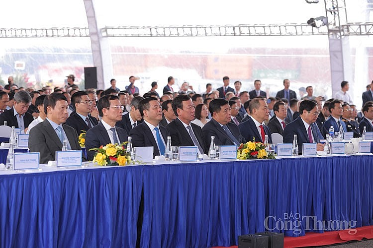 VinFast xuất khẩu lô xe ô tô điện đầu tiên ra thế giới VinFast xuất khẩu lô xe ô tô điện đầu tiên ra thế giới