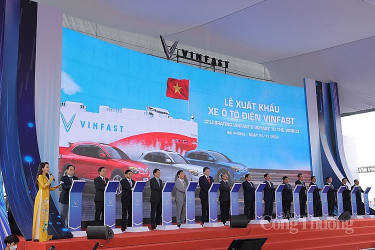 VinFast xuất khẩu lô xe ô tô điện đầu tiên ra thế giới VinFast xuất khẩu lô xe ô tô điện đầu tiên ra thế giới