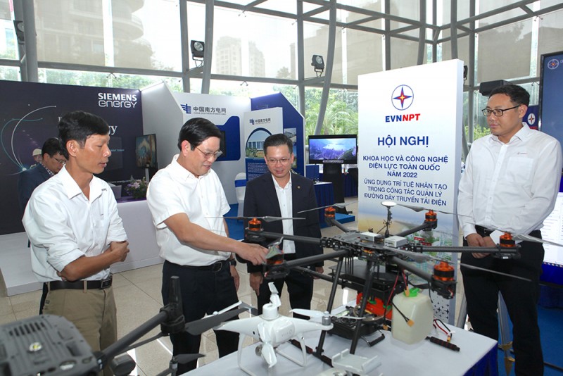 Bên cạnh đó, triển lãm cũng là cơ hội để các đơn vị chia sẻ, trao đổi kinh nghiệm, cơ hội hội hợp tác nhằm tạo ra nhiều sản phẩm ứng dụng khoa học công nghệ hơn nữa Bên cạnh đó, triển lãm cũng là cơ hội để các đơn vị chia sẻ, trao đổi kinh nghiệm, cơ hội hội hợp tác nhằm tạo ra nhiều sản phẩm ứng dụng khoa học công nghệ hơn nữa