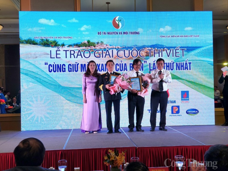 Trao giải cuộc thi viết “Cùng giữ màu xanh của biển” Trao giải cuộc thi viết “Cùng giữ màu xanh của biển”