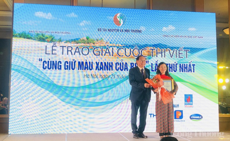 Trao giải cuộc thi viết “Cùng giữ màu xanh của biển” Trao giải cuộc thi viết “Cùng giữ màu xanh của biển”