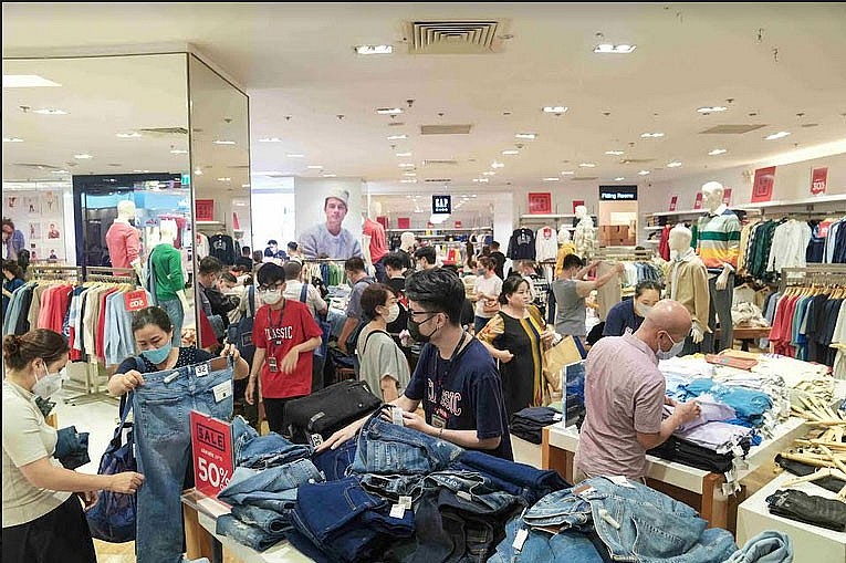 Người dân tấp nập đi "săn hàng” giá tốt tại Vincom Black Friday 2022 Người dân tấp nập đi "săn hàng” giá tốt tại Vincom Black Friday 2022