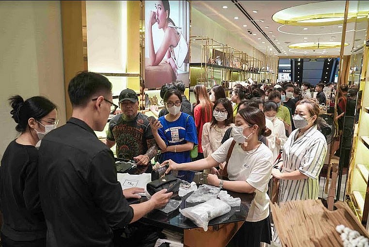 Người dân tấp nập đi "săn hàng” giá tốt tại Vincom Black Friday 2022 Người dân tấp nập đi "săn hàng” giá tốt tại Vincom Black Friday 2022