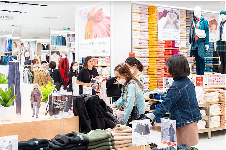 Người dân tấp nập đi "săn hàng” giá tốt tại Vincom Black Friday 2022 Người dân tấp nập đi "săn hàng” giá tốt tại Vincom Black Friday 2022