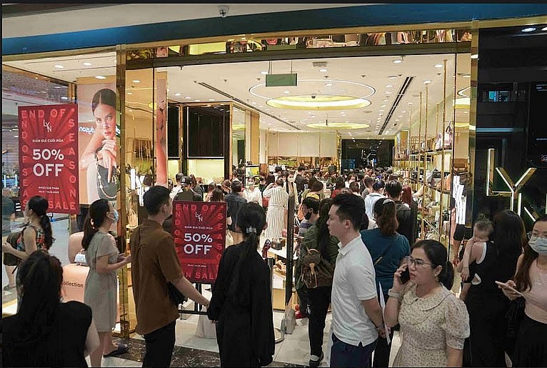 Người dân tấp nập đi "săn hàng” giá tốt tại Vincom Black Friday 2022 Người dân tấp nập đi "săn hàng” giá tốt tại Vincom Black Friday 2022