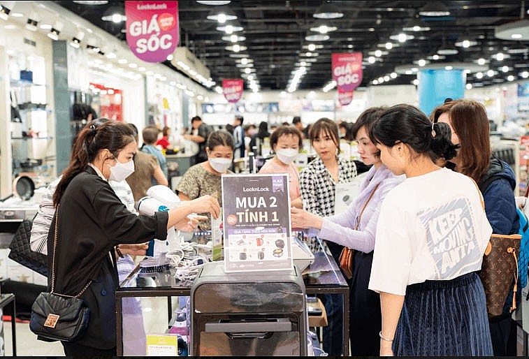 Người dân tấp nập đi "săn hàng” giá tốt tại Vincom Black Friday 2022 Người dân tấp nập đi "săn hàng” giá tốt tại Vincom Black Friday 2022