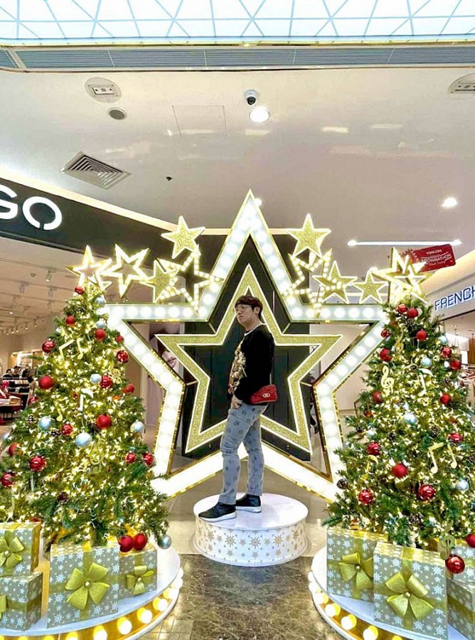 Người dân tấp nập đi "săn hàng” giá tốt tại Vincom Black Friday 2022 Người dân tấp nập đi "săn hàng” giá tốt tại Vincom Black Friday 2022