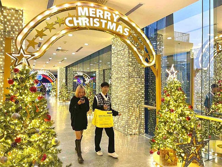 Người dân tấp nập đi "săn hàng” giá tốt tại Vincom Black Friday 2022 Người dân tấp nập đi "săn hàng” giá tốt tại Vincom Black Friday 2022