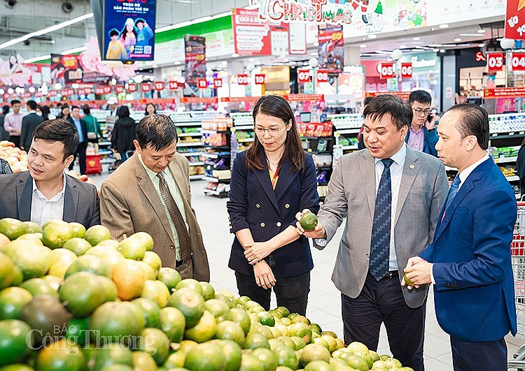 Các đại biểu tham quan gian hàng tại Big C Thăng Long sau lễ khai mạc “Hà Nội đêm không ngủ - HaNoi Midnight Sale” năm 2022 