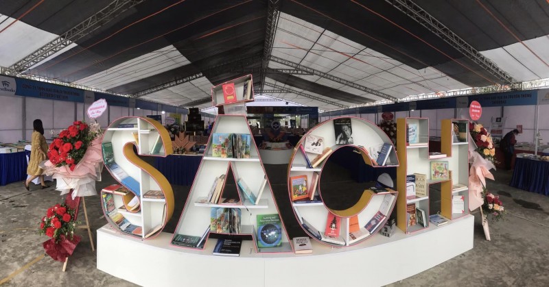 Quảng Ninh đang nghiên cứu để tổ chức Hội sách quốc tế tại Quảng Ninh và xây dựng đường sách, phố sách thành sản phẩm du lịch của tỉnh. Quảng Ninh đang nghiên cứu để tổ chức Hội sách quốc tế tại Quảng Ninh và xây dựng đường sách, phố sách thành sản phẩm du lịch của tỉnh.