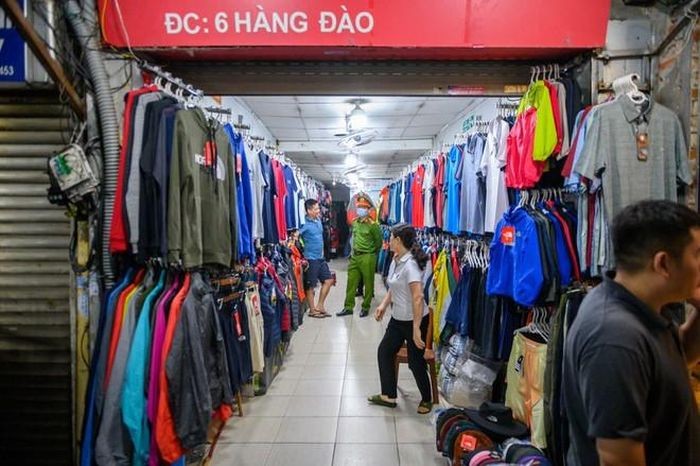 Thu giữ hàng trăm túi xách, giầy thể thao 'hàng hiệu' giá chưa đến 200.000 đồng tại chợ đêm phố cổ