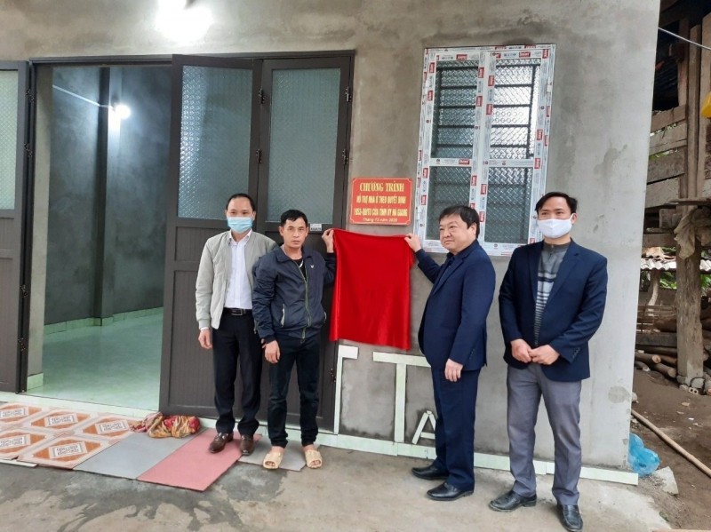 Ông Sùng Đại Hùng – Giám đốc Sở Lao động, Thương Binh và Xã hội tỉnh Hà Giang bàn giao nhà cho hộ nghèo huyện Bắc Mê Ông Sùng Đại Hùng – Giám đốc Sở Lao động, Thương Binh và Xã hội tỉnh Hà Giang bàn giao nhà cho hộ nghèo huyện Bắc Mê