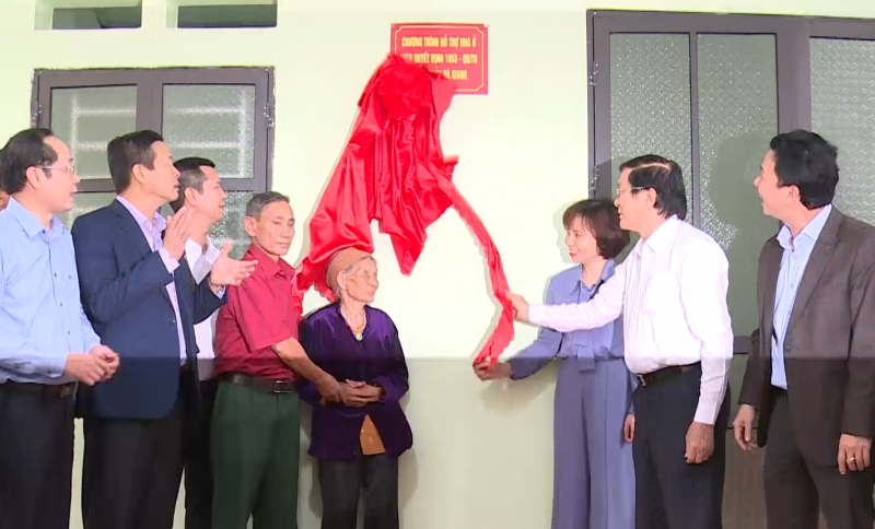 Nguyên chủ tịch nước Trương Tấn Sang và lãnh đạo tỉnh Hà Giang khánh thành, bàn giao nhà cho người có công và cựu chiến binh nghèo Nguyên chủ tịch nước Trương Tấn Sang và lãnh đạo tỉnh Hà Giang khánh thành, bàn giao nhà cho người có công và cựu chiến binh nghèo