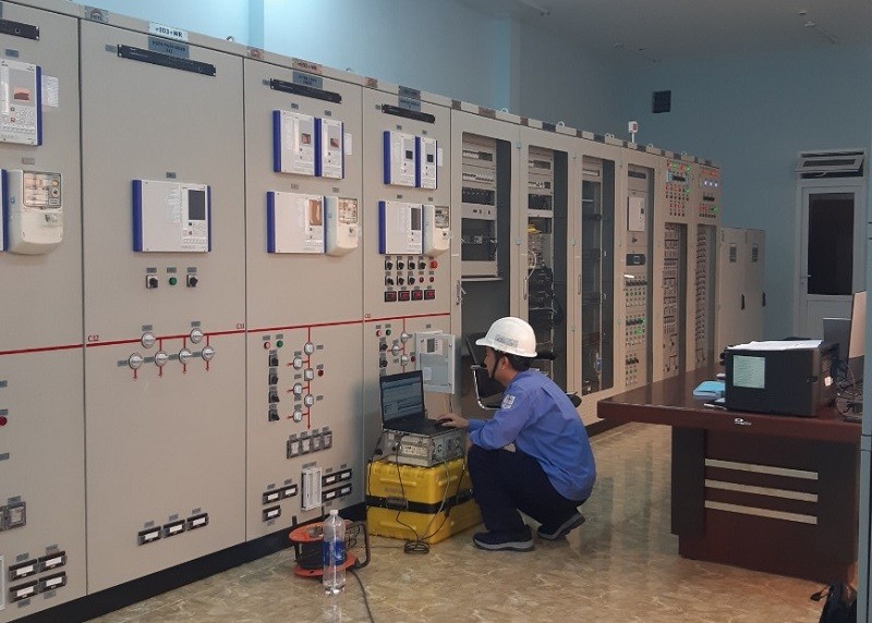 Nhân viên đơn vị công tác kiểm tra chức năng F90 Trạm 110kV Buôn Hồ Nhân viên đơn vị công tác kiểm tra chức năng F90 Trạm 110kV Buôn Hồ