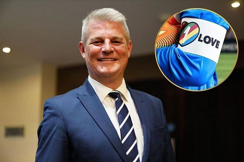 Bộ trưởng Anh Stuart Andrew sẽ đeo băng đội trưởng “One Love” trong trận đấu giữa đội tuyển Anh với xứ Wales, bất chấp lệnh cấm của FIFA. (Ảnh: reforma) Bộ trưởng Anh Stuart Andrew sẽ đeo băng đội trưởng “One Love” trong trận đấu giữa đội tuyển Anh với xứ Wales, bất chấp lệnh cấm của FIFA. (Ảnh: reforma)