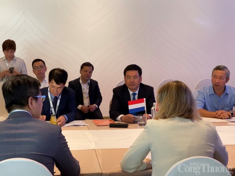 Bộ trưởng Nguyễn Hồng Diên tiếp Bộ trưởng phụ trách Ngoại Thương và Hợp tác Quốc tế Hà Lan tại Việt Nam Bộ trưởng Nguyễn Hồng Diên tiếp Bộ trưởng phụ trách Ngoại Thương và Hợp tác Quốc tế Hà Lan tại Việt Nam