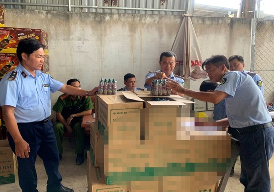 Lực lượng chức năng niêm phong lô hàng hơn 6.000 chai mắm giả Lực lượng chức năng niêm phong lô hàng hơn 6.000 chai mắm giả