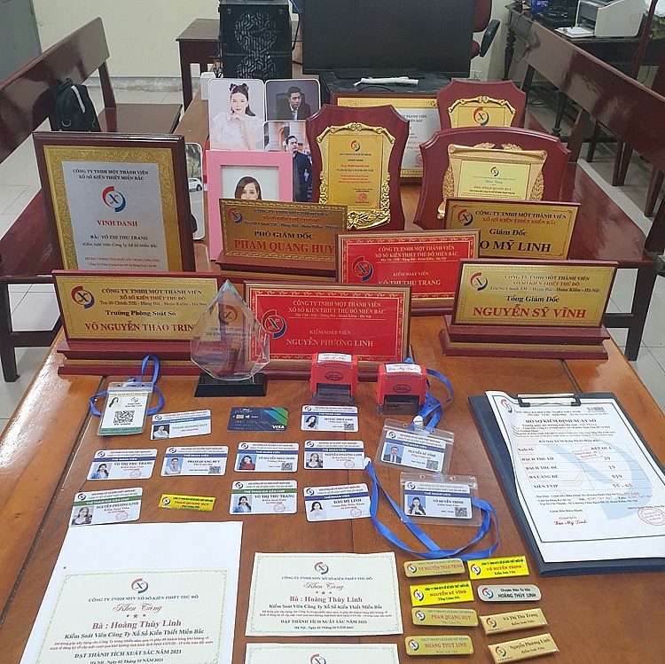 Nhóm đối tượng làm giả các biển tên ghi chức danh giám đốc, phó giám đốc, kiểm soát viên, nhân viên... Công ty xổ sổ miền Bắc để lừa bán các số lô, đề trúng thưởng Nhóm đối tượng làm giả các biển tên ghi chức danh giám đốc, phó giám đốc, kiểm soát viên, nhân viên... Công ty xổ sổ miền Bắc để lừa bán các số lô, đề trúng thưởng