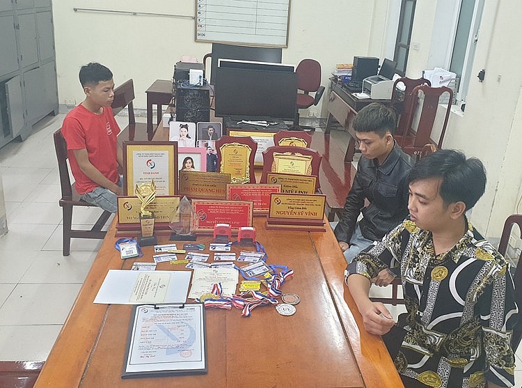 Nhóm đối tượng bị bắt giữ tại cơ quan điều tra Nhóm đối tượng bị bắt giữ tại cơ quan điều tra