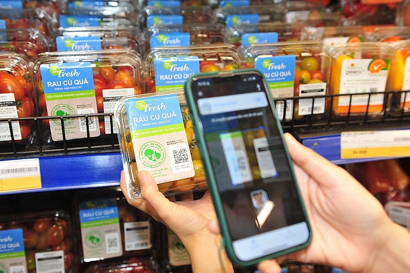 Hình 6 - We are Fresh gắn mã QR trên từng sản phẩm, khách hàng dễ dàng quét và truy xuất thông tin, nguồn gốc Hình 6 - We are Fresh gắn mã QR trên từng sản phẩm, khách hàng dễ dàng quét và truy xuất thông tin, nguồn gốc