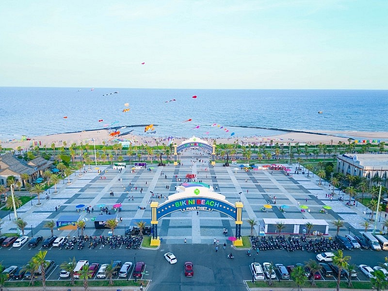 Công viên biển Miami Bikini Beach tại NovaWorld Phan Thiet thu hút đông đảo du khách tham quan và trải nghiệm