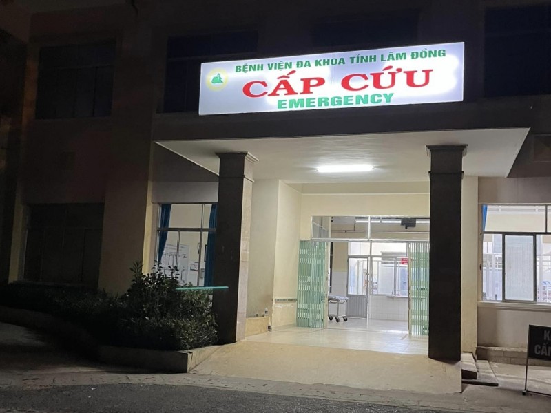 Hiện 5 người đang được cấp cứu tại Bệnh viện Đa khoa tỉnh Lâm Đồng. Hiện 5 người đang được cấp cứu tại Bệnh viện Đa khoa tỉnh Lâm Đồng.