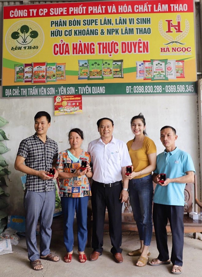 Mua phân bón Supe Lâm Thao trúng vàng: Xúc động người nông dân nhớ cả ngày truyền thống của Công ty