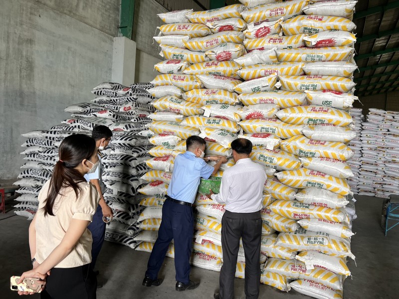 Đội QLTT số 4 cùng với Đoàn kiểm tra lấy mẫu phân bón Đội QLTT số 4 cùng với Đoàn kiểm tra lấy mẫu phân bón