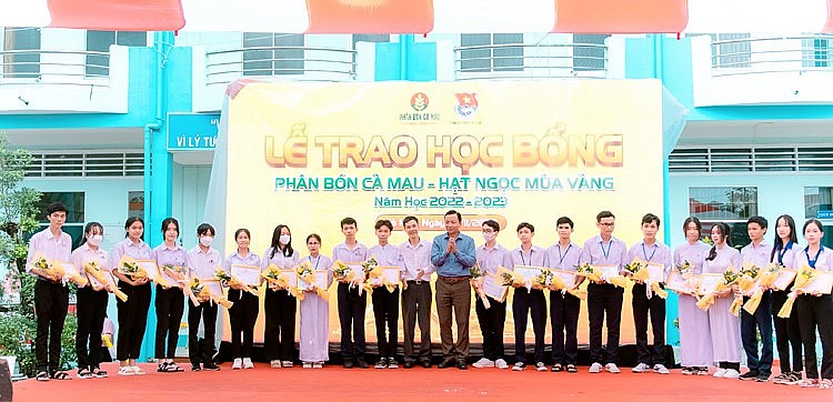 Quỹ học bổng Hạt ngọc Mùa vàng của Phân bón Cà Mau đã trở nên thân thuộc với mỗi học sinh sinh viên.jpg Quỹ học bổng Hạt ngọc Mùa vàng của Phân bón Cà Mau đã trở nên thân thuộc với mỗi học sinh sinh viên.jpg