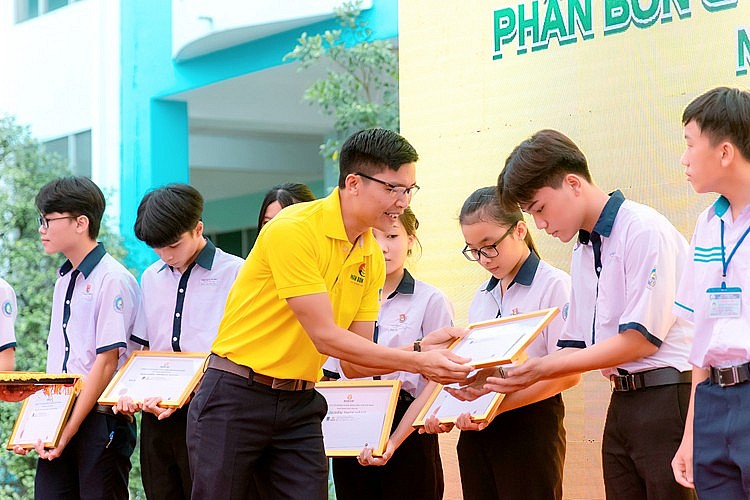 Trên hành trình hoạt động ngoài thành công kinh doanh, Phân bón Cà Mau ngày càng tô đậm được hình ảnh về một thương hiệu trách nhiệm với công tác cộng đồng.jpg Trên hành trình hoạt động ngoài thành công kinh doanh, Phân bón Cà Mau ngày càng tô đậm được hình ảnh về một thương hiệu trách nhiệm với công tác cộng đồng.jpg