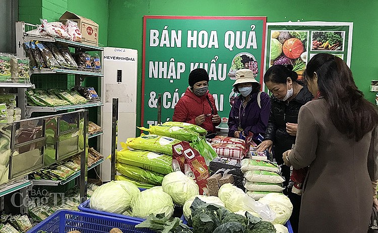 Người dân mua hàng tại Điểm giới thiệu và bán sản phẩm OCOP Người dân mua hàng tại Điểm giới thiệu và bán sản phẩm OCOP