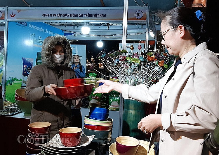 người tiêu dùng mua sắm sản phẩm tại Hội chợ người tiêu dùng mua sắm sản phẩm tại Hội chợ